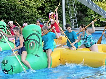 Im Freibad in Eltmann sorgt zur "Wirtenkirchweih" neben dem "Schnuppertauchen" das "Doggy-Wettpaddeln" für viel Spaß und Abkühlung.  Fotos: G. Geiling