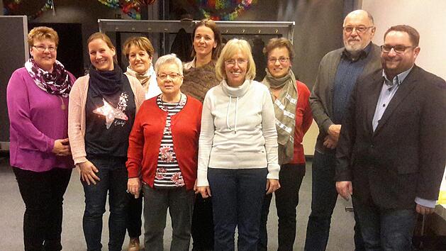 Problemlos gingen die personellen Ver&auml;nderungen bei den Gartenbauern &uuml;ber die B&uuml;hne. Im Bild nach der Wahl (von links) Monika Wiesner, Britta Slowik, B&uuml;rgermeisterin Brigitte Meyerdierks, Renate von Landenberg, Kathrin Romeis-Merten, Christa Wiesner, Gabriele Friedrich, Winfried Bott und der Kreisvorsitzende Markus Stockmann. Foto: Rolf Pralle