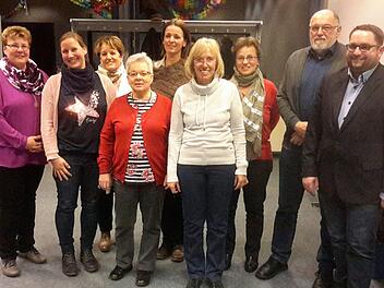 Problemlos gingen die personellen Veränderungen bei den Gartenbauern über die Bühne. Im Bild nach der Wahl (von links) Monika Wiesner, Britta Slowik, Bürgermeisterin Brigitte Meyerdierks, Renate von Landenberg, Kathrin Romeis-Merten, Christa Wiesner, Gabriele Friedrich, Winfried Bott und der Kreisvorsitzende Markus Stockmann. Foto: Rolf Pralle