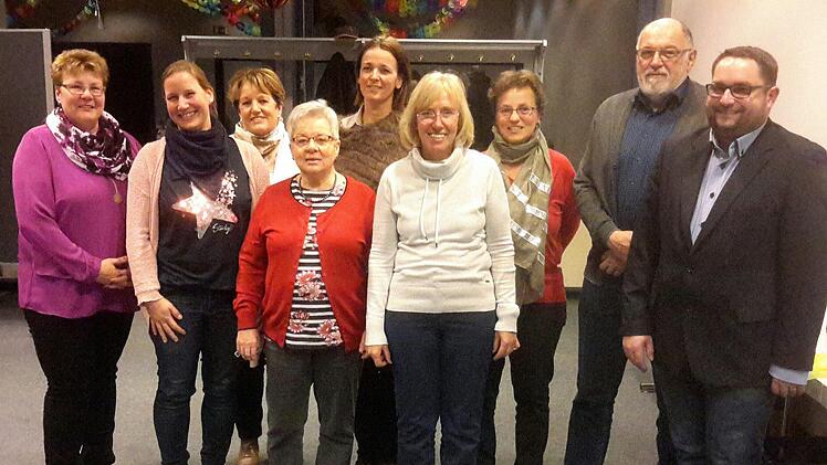 Problemlos gingen die personellen Veränderungen bei den Gartenbauern über die Bühne. Im Bild nach der Wahl (von links) Monika Wiesner, Britta Slowik, Bürgermeisterin Brigitte Meyerdierks, Renate von Landenberg, Kathrin Romeis-Merten, Christa Wiesner, Gabriele Friedrich, Winfried Bott und der Kreisvorsitzende Markus Stockmann. Foto: Rolf Pralle
