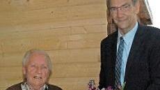 Frieda Groh freute sich mit ihrer Urenkelin Luisa über die Glückwünsche des 3. Bürgermeisters Thomas Nowak.  Foto: E. Meißinger