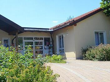 Der Kindergarten St. Wolfgang in Stockheim wird erweitert und der bisherige Bestand wird saniert und umgebaut. Rechts des bestehenden Gebäudes wird angebaut und links vom Eingang aus gesehen werden Kinderwagen-Stellplätze errichtet. Foto: K.- H. Hofmann