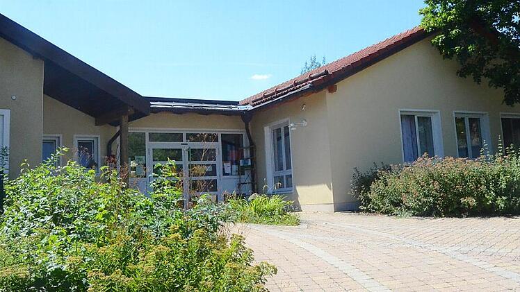 Der Kindergarten St. Wolfgang in Stockheim wird erweitert und der bisherige Bestand wird saniert und umgebaut. Rechts des bestehenden Gebäudes wird angebaut und links vom Eingang aus gesehen werden Kinderwagen-Stellplätze errichtet. Foto: K.- H. Hofmann