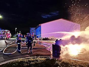 Ein Feuer in der Pretzfelder Straße galt es – unter Aufsicht und mit genügend Abstand – zu löschen.