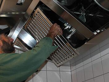 Die Arbeiten im ehemaligen Kreuzbergmarkt laufen auf Hochtouren. Frank Jäcklein bereitet hier die Arbeitsräume der Metzgerei vor.