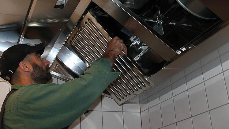 Die Arbeiten im ehemaligen Kreuzbergmarkt laufen auf Hochtouren. Frank Jäcklein bereitet hier die Arbeitsräume der Metzgerei vor.