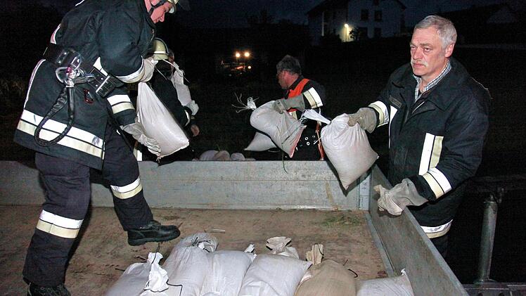 Um die Gefahr abzuwenden, wurden in Fischbach vor das Anwesen von Anita Krause Sandsäcke gestapelt. Feuerwehrleute aus Fischbach, Höchstädten und Ebern arbeiteten hier Hand in Hand.