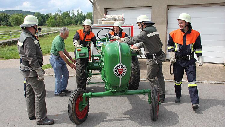 "Den hab ich noch selbst allein gehoben", Walter Pfeufer mit seinem Allgaier.