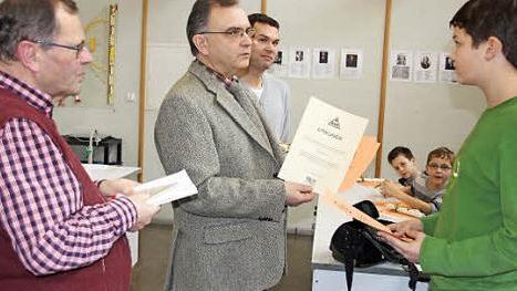 Felix Dümig bei der Urkundenübergabe mit Heinz Bauerfeind, Klauspeter Schmidt und Nicolas Einbecker (von links).