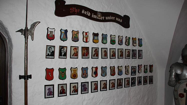 Porträts und Wappen der "Heimgerittenen" Foto: Friedwald Schedel