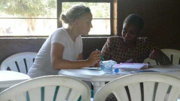 Henriette Weser bereitet bei einem Besuch in Tansania mit Lehrerin Elisabeth eine Unterrichtsstunde vor. Foto: Anam Cara