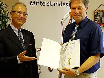 Am Mittwoch händigte (von links) Robert Knitt an Bürgermeister Klaus Löffler die Urkunde für das Erreichen der sogenannten Jurystufe aus. Foto: Heike Schülein