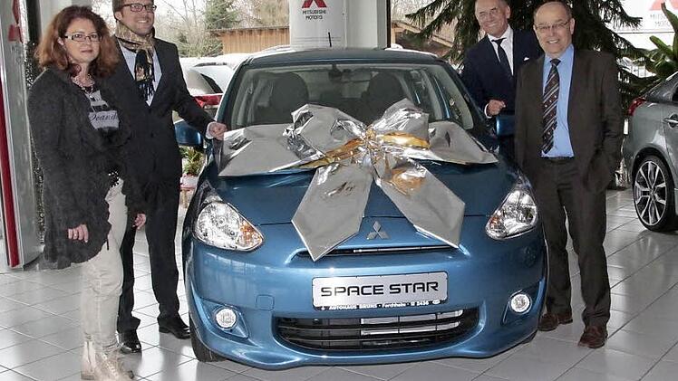 Der Hauptpreis des Forchheimer Adventskalenders 2015 ist ein nagelneuer Mitsubishi Space Star.  Foto: Josef Hofbauer