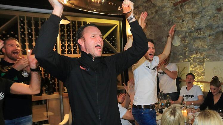 Trainer Dagur Sigurdsson feiert mit seinem Spielern im Restaurant "La grande Mamma" in Krakau den Gewinn der Handball-Europameisterschaft. Foto: Jens Wolf/dpa