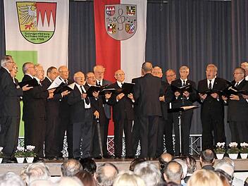 Der "FAG-Kugelfischer-Sängerchor 1927" mit Dirigent Adrian G. Micsa.