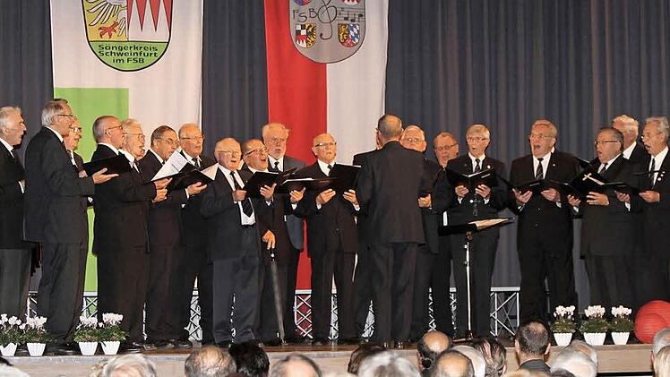 Der "FAG-Kugelfischer-Sängerchor 1927" mit Dirigent Adrian G. Micsa.