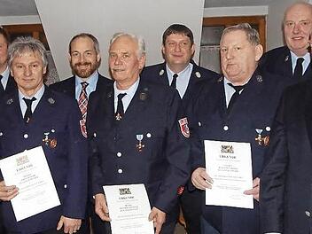 Für langjährigen Feuerwehrdienst wurden Willi Wirth, Herbert Hübner und Hartmut Reihs (von links mit Urkunden) ausgezeichnet. Foto: Horst Wunner