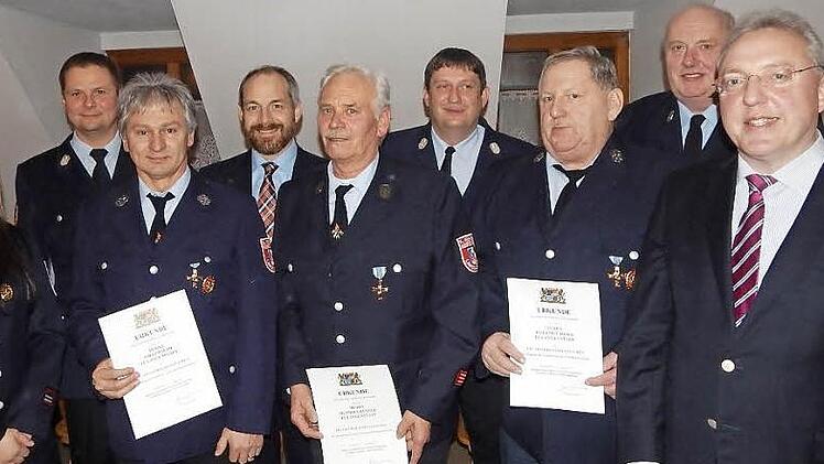 Für langjährigen Feuerwehrdienst wurden Willi Wirth, Herbert Hübner und Hartmut Reihs (von links mit Urkunden) ausgezeichnet. Foto: Horst Wunner