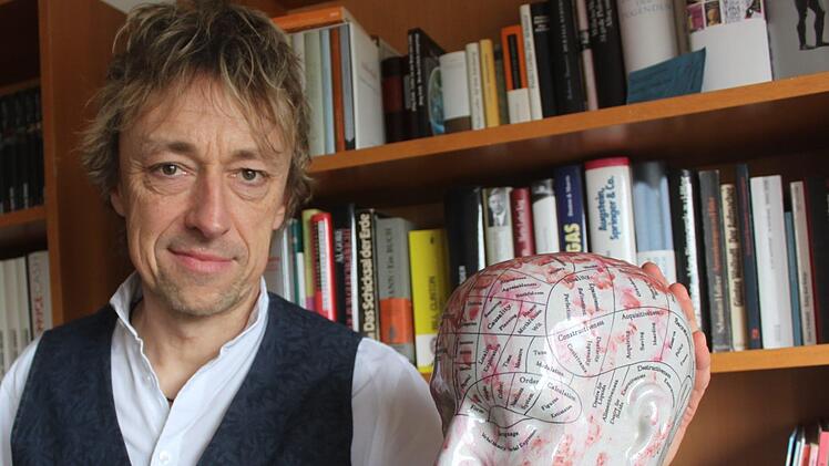 Was geht im Kopf eines Verbrechers vor? Der Lichtenfelser Autor Volker Backert geht dieser Frage in seinen Krimis nach - sein vierter erscheint in wenigen Monaten. Foto: Matthias Einwag
