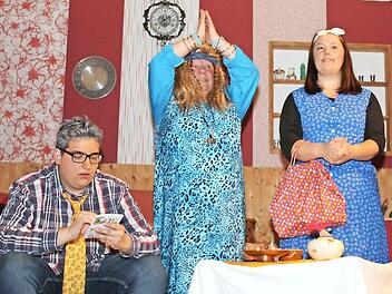 V. l. n. r.: Karl-Heinz Beierle (Moritz Leonhardt), Hermine Beierle (Birgit Böse), Gertrud Wollensiek (Isabell Korn), Gundula Strauß (Jeannette Heyder) beschwören ihr zukünftiges Liebesleben. Foto: privat