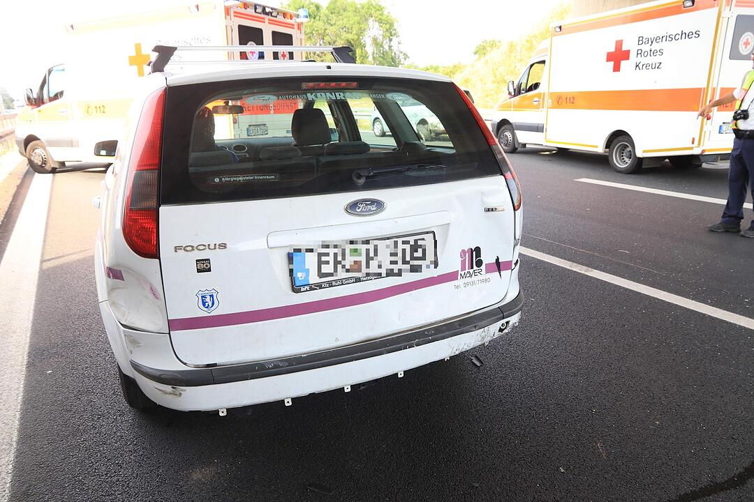 A73 bei Baiersdorf: VW Passat kracht in Stauende