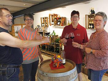 Horst, Christl, Chefin Susanne und Gabi stoßen auf das neue Geschäft an. Foto: Josef Hofbauer