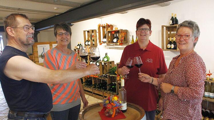 Horst, Christl, Chefin Susanne und Gabi stoßen auf das neue Geschäft an. Foto: Josef Hofbauer
