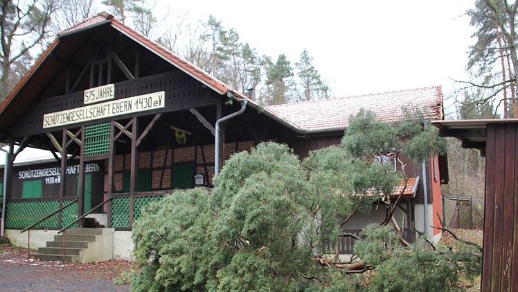 Im Kreis Haßberge hat der Sturm seine ersten Spuren hinterlassen. Direkt neben dem Ebener Schützenhaus ist ein Baum umgestürzt. Einige Ziegel wurden hierbei vom Dach gerissen. Foto: Ralf Kestel