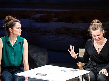 "Gespr&auml;ch wegen der K&uuml;rbisse": Szene mit Eva Marianne Berger (links) und Alexandra Weis.Sebastian Buff