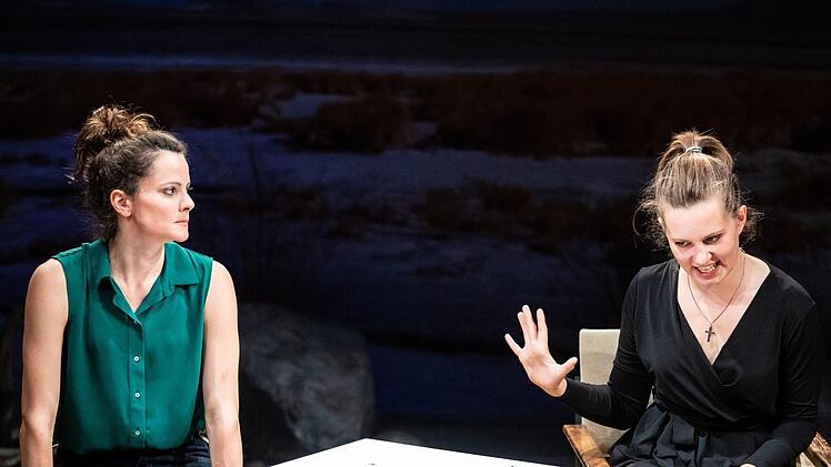 "Gespr&auml;ch wegen der K&uuml;rbisse": Szene mit Eva Marianne Berger (links) und Alexandra Weis.Sebastian Buff