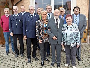 Klaus Hoffmann (vorne Mitte) mit Tochter Elke und Ehefrau Hildegard feierte 80. Geburtstag und nahm zahlreiche Glückwünsche entgegen. Mit im Bild Bürgermeister Hans Pietz (hinten 6. von links) und Zweiter Bürgermeister Wolfgang Förtsch (rechts) und weitere Gratulanten.  Foto: K.- H. Hofmann