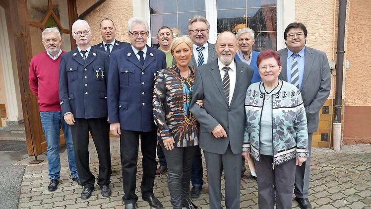 Klaus Hoffmann (vorne Mitte) mit Tochter Elke und Ehefrau Hildegard feierte 80. Geburtstag und nahm zahlreiche Glückwünsche entgegen. Mit im Bild Bürgermeister Hans Pietz (hinten 6. von links) und Zweiter Bürgermeister Wolfgang Förtsch (rechts) und weitere Gratulanten.  Foto: K.- H. Hofmann
