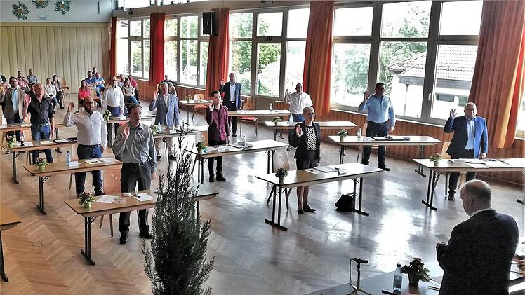 Bürgermeister Daniel Wehner (CSU) bei der Vereidigung der 14 neu gewählten Gemeinderäte. Foto: Sigismund von Dobschütz