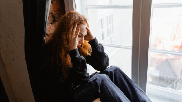 Opfer einer emotionalen Erpressung fühlen sich schuldig, traurig und sind überfordert.