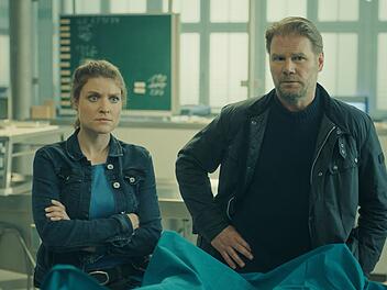 Karina Szabo (Lara Mandoki) und Robert Winkler (Kai Scheve) staunen nicht schlecht, als sie erfahren, dass der Tote, der jahrzehntelang vergraben im Wald lag, und der gerade ermordete Holger Berthold nicht nur Brüder waren, sondern darüber hinaus eineiige Zwillinge.