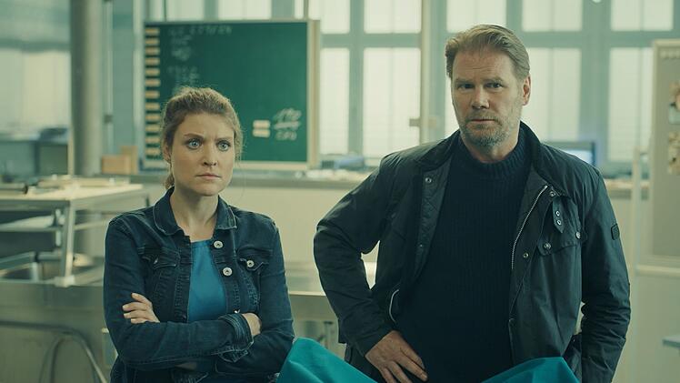Karina Szabo (Lara Mandoki) und Robert Winkler (Kai Scheve) staunen nicht schlecht, als sie erfahren, dass der Tote, der jahrzehntelang vergraben im Wald lag, und der gerade ermordete Holger Berthold nicht nur Brüder waren, sondern darüber hinaus eineiige Zwillinge.