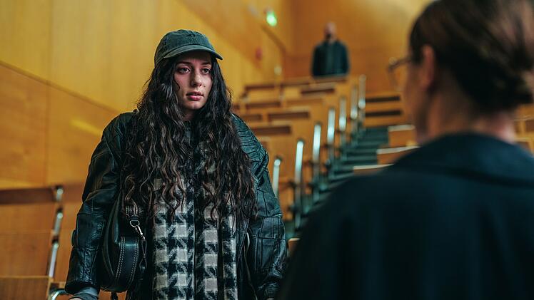 Nach einer Vorlesung spricht die Studentin Lara (Kayla Shyx, links) Elena (Peri Baumeister) an. Sie wird schon seit vier Jahren online gemobbt.