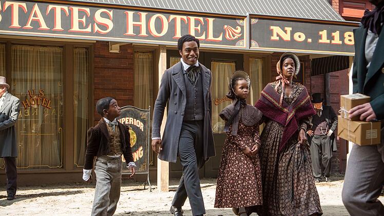 Vor seiner Verschleppung war Solomon (Chiwetel Ejiofor) mit seiner Familie auch ein von Wei&szlig;en geachteter B&uuml;rger.