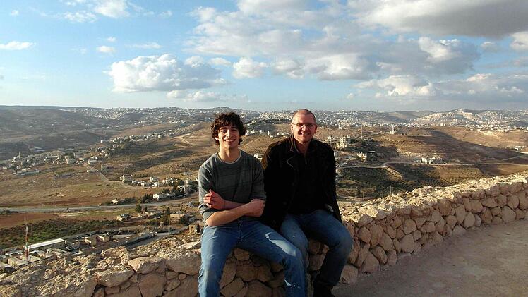 Thomas Weiß (links) und Uwe Franz. Im Hintergrund die Stadt Bethlehem.