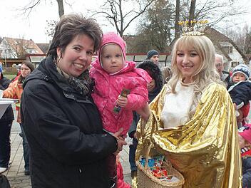 Das Christkind Nina Möhrenschlager aus Herzogenaurach erfreute die Hauptendorfer mit seinem Besuch.  Fotos: Manfred Welker