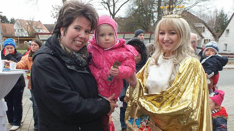 Das Christkind Nina Möhrenschlager aus Herzogenaurach erfreute die Hauptendorfer mit seinem Besuch.  Fotos: Manfred Welker