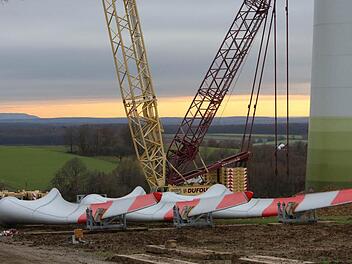 Hier wird die Energiewende sichtbar: Bei Gädheim werden derzeit drei Windräder gebaut. So weit möchten der Landkreis und die Städte und Gemeinden im Landkreis so schnell wie möglich auch kommen. Der Kreistag unterstrich seinen Willen zur Energiewende.  Foto: Barbara Herbst