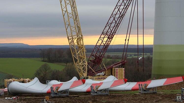 Hier wird die Energiewende sichtbar: Bei Gädheim werden derzeit drei Windräder gebaut. So weit möchten der Landkreis und die Städte und Gemeinden im Landkreis so schnell wie möglich auch kommen. Der Kreistag unterstrich seinen Willen zur Energiewende.  Foto: Barbara Herbst