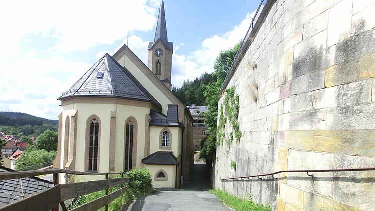 Der Aufgang von der katholischen Kirche St. Thomas zum Friedhof.