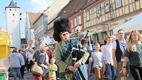 Fremde Klänge: Ein Dudelsackspieler bahnt sich seinen Weg.