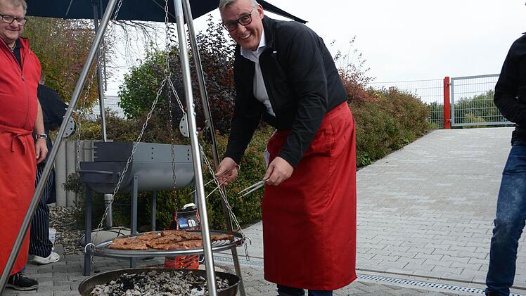 "Ait"-Chef Clemens Dereschkewitz belohnt das Engagement seiner Azubis. Er lädt sie zum Barbeque ein und grillt persönlich für sie. Foto: Dagmar Besand