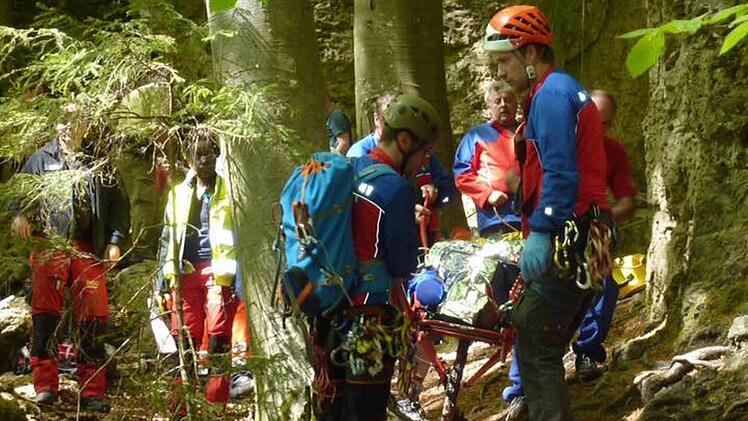 Die Einsatzkräfte der Bergwacht müssen sich ihren Weg zum Verletzten bahnen und diesen sicher aus dem Gelände bergen.