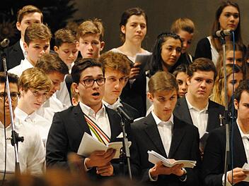 Viele schöne, junge Stimmen sangen bei der Weihnachtsfeier des Gymnasiums Casimirianum von Frieden und Freude.  Fotos: Carolin Herrmann