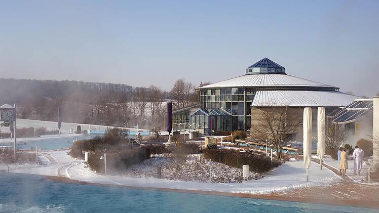 Das Au&szlig;enbecken des Thermalbads in Bad Rodach bietet dampfende Entspannung bei Minustemperaturen (links). Rund um den Ochsenkopf werden Touren mit dem Fatbike immer beliebter (rechts oben). Wer's gem&uuml;tlicher angehen will, setzt auf eine klassische Winterwanderung mit oder ohne Schlitten (rechts unten).