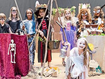 Die Hauptdarsteller des Musicals; vorne Angelina Plitzner als Balthasar von Schauerstein.  Foto: K.- H. Hofmann